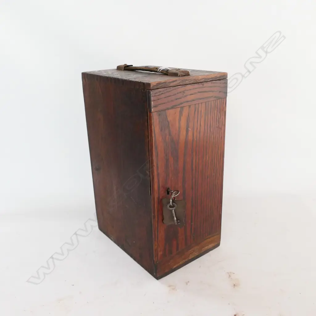 OAK CASED MICROSCOPE by R & J BECK LTD., LONDON . MODEL 29, LACQUERED & CHROMED BRASS. Image 1++